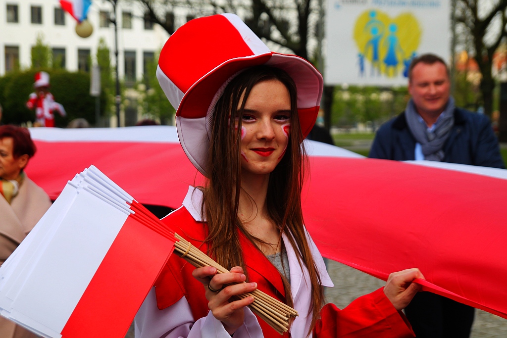 Legniczanie po raz trzeci rozwinęli biało - czerwoną flagę