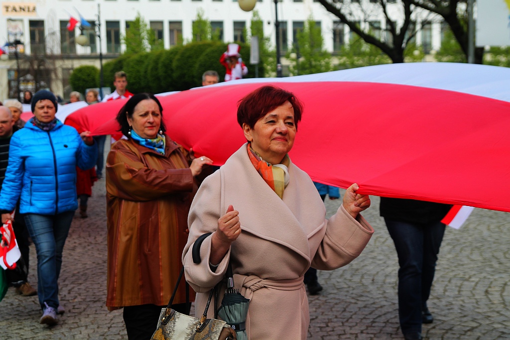 Legniczanie po raz trzeci rozwinęli biało - czerwoną flagę