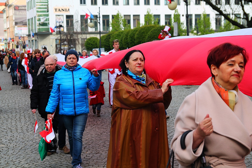 Legniczanie po raz trzeci rozwinęli biało - czerwoną flagę