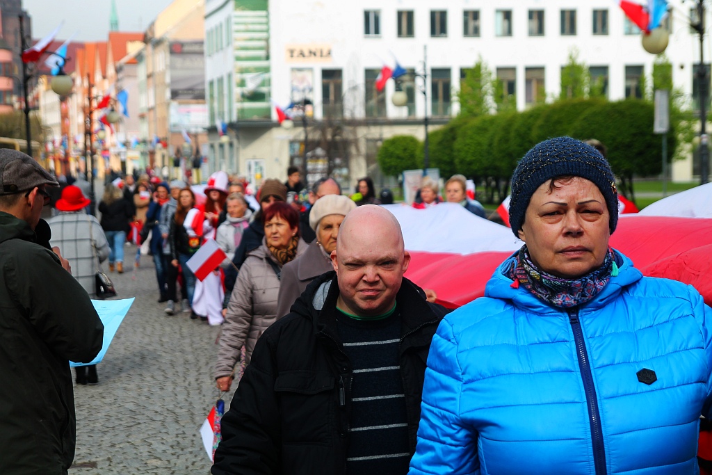 Legniczanie po raz trzeci rozwinęli biało - czerwoną flagę