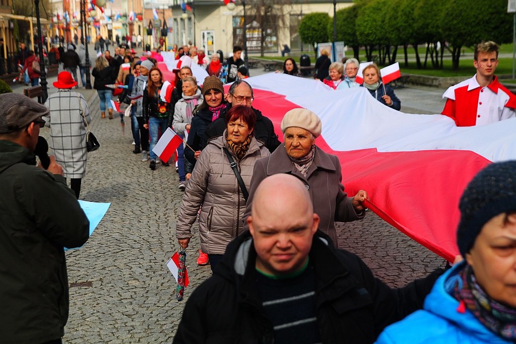 Legniczanie po raz trzeci rozwinęli biało - czerwoną flagę