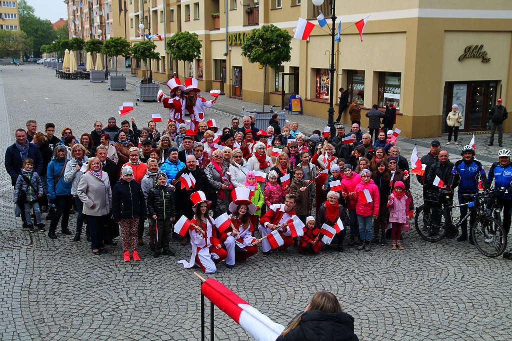 Legniczanie po raz trzeci rozwinęli biało - czerwoną flagę