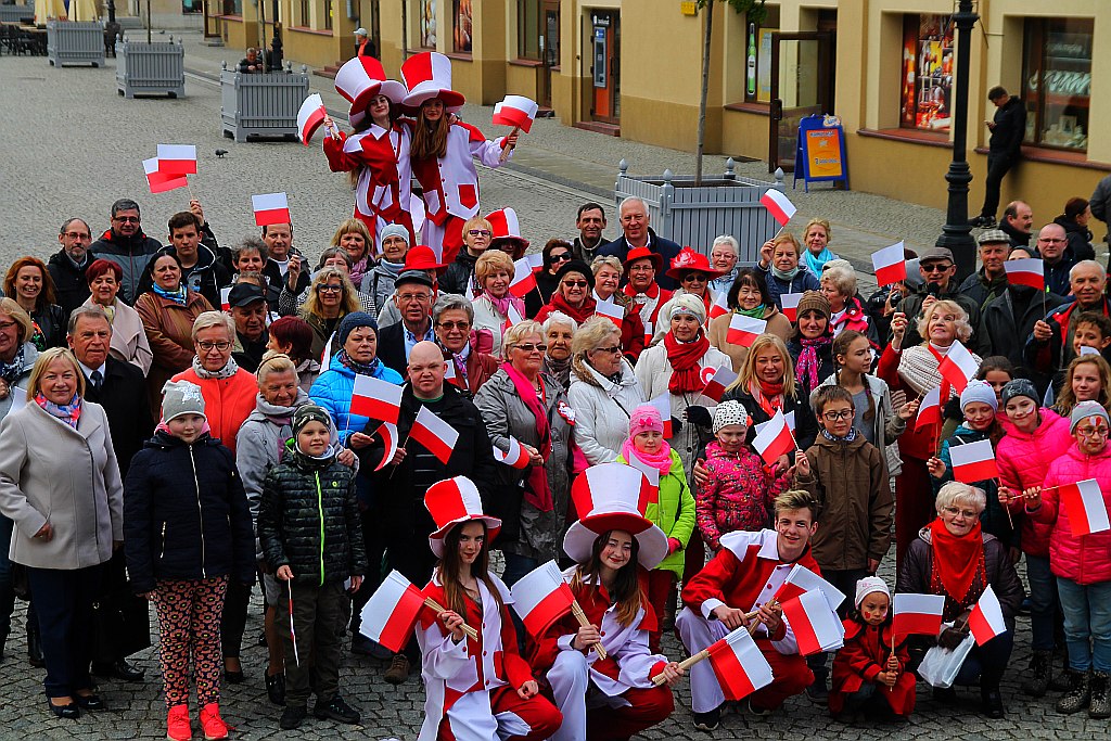 Legniczanie po raz trzeci rozwinęli biało - czerwoną flagę