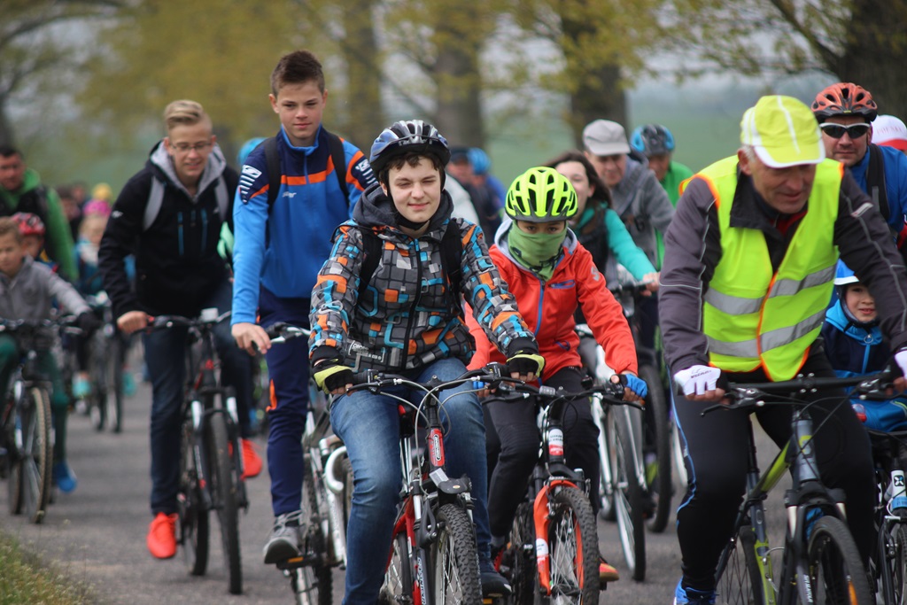 Ponad dwustu rowerzystów uczestniczy w majówce rowerowej cz2