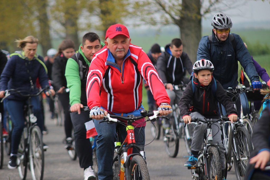 Ponad dwustu rowerzystów uczestniczy w majówce rowerowej cz2