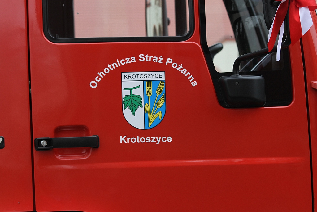 OSP w Krotoszycach otrzymała uroczyście nowy wóz strażacki