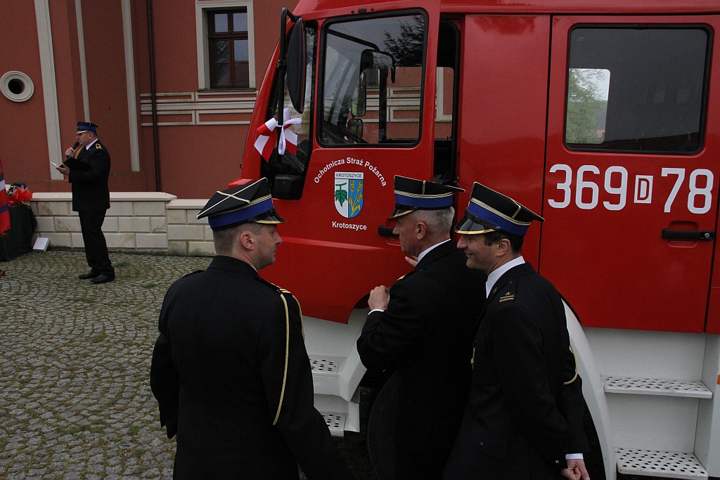OSP w Krotoszycach otrzymała uroczyście nowy wóz strażacki