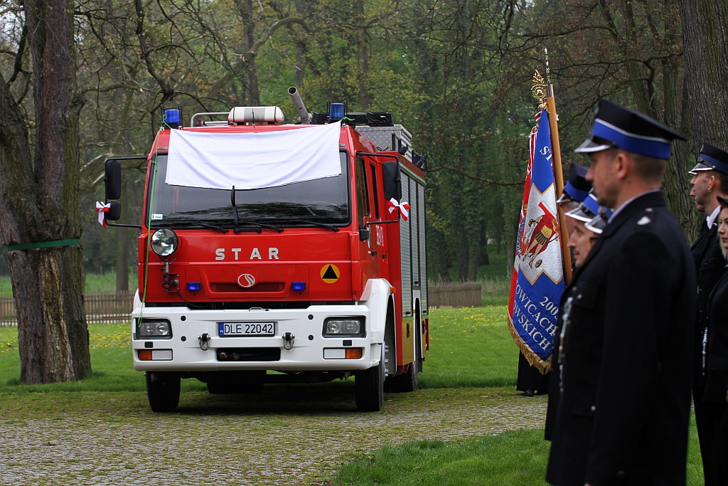 OSP w Krotoszycach otrzymała uroczyście nowy wóz strażacki