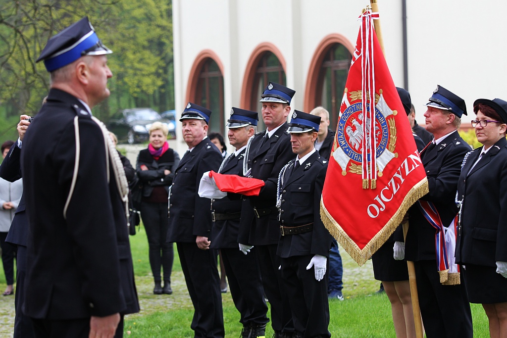OSP w Krotoszycach otrzymała uroczyście nowy wóz strażacki