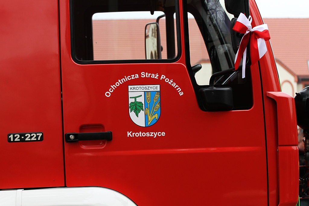 OSP w Krotoszycach otrzymała uroczyście nowy wóz strażacki
