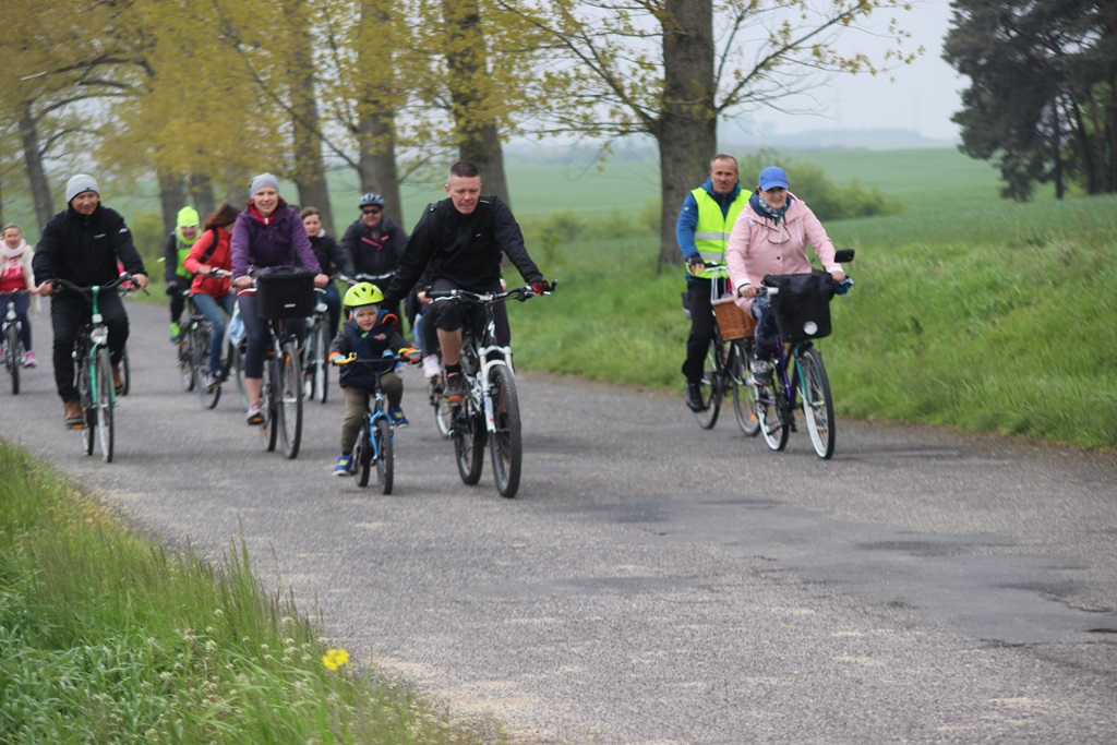 Ponad dwustu rowerzystów uczestniczy w majówce rowerowej cz2