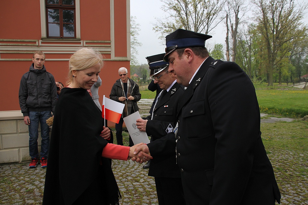 OSP w Krotoszycach otrzymała uroczyście nowy wóz strażacki