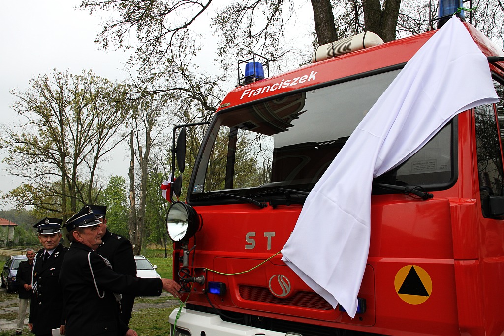 OSP w Krotoszycach otrzymała uroczyście nowy wóz strażacki
