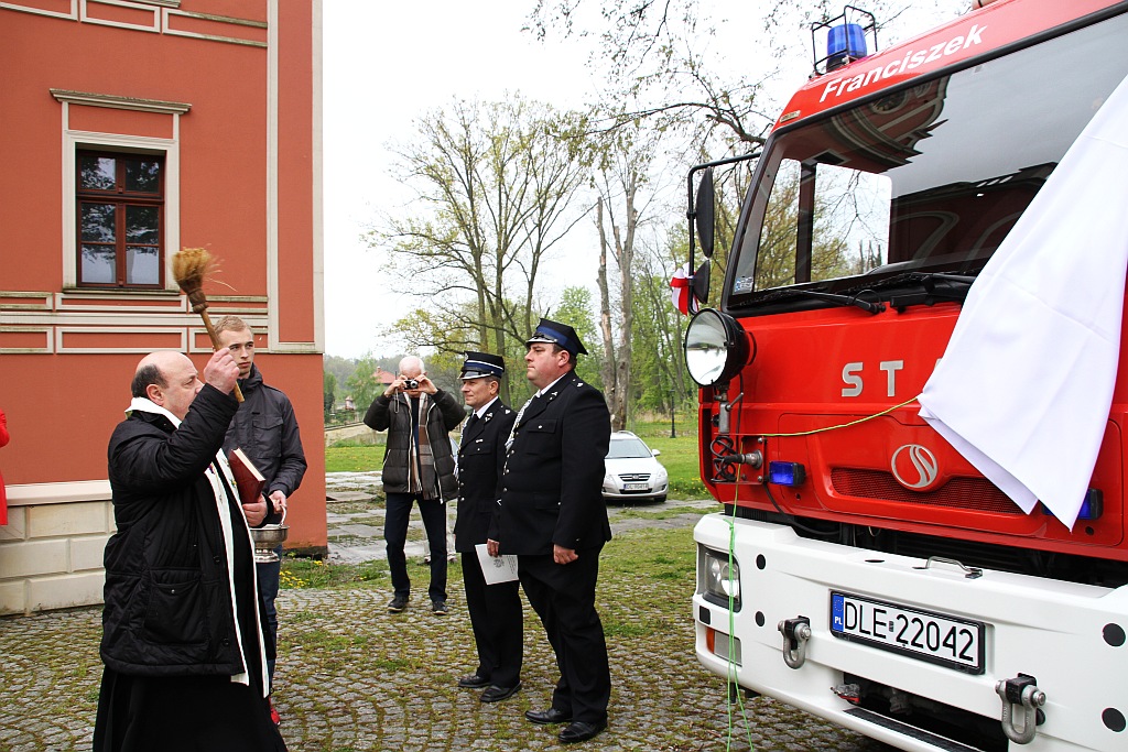 OSP w Krotoszycach otrzymała uroczyście nowy wóz strażacki