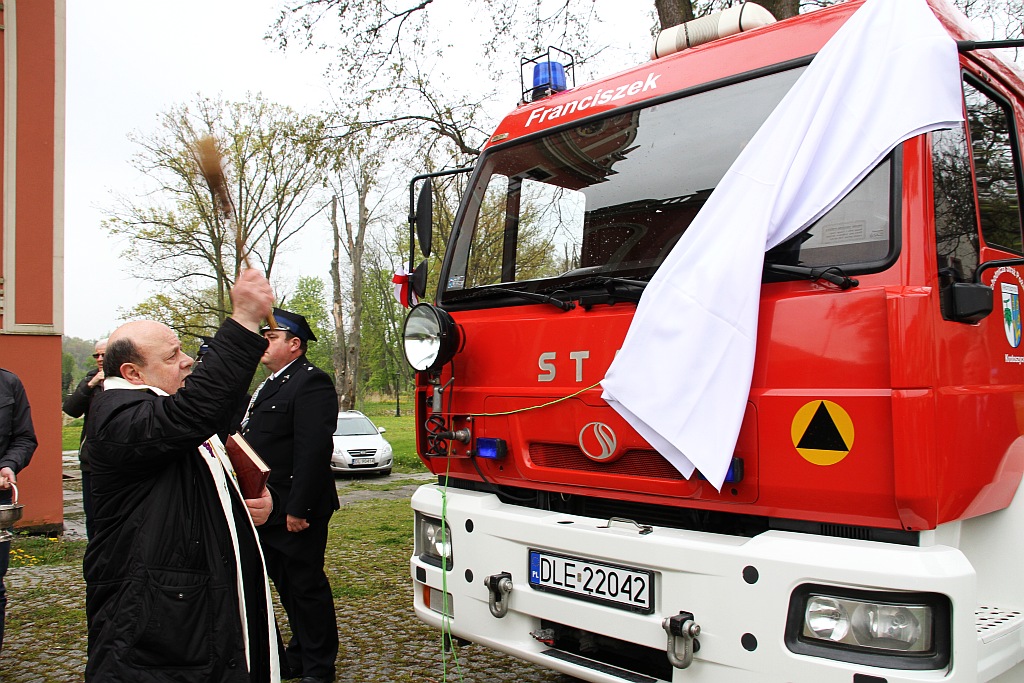 OSP w Krotoszycach otrzymała uroczyście nowy wóz strażacki