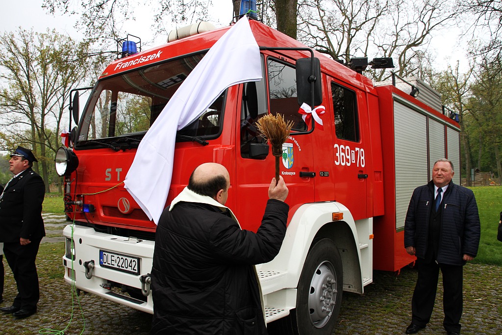 OSP w Krotoszycach otrzymała uroczyście nowy wóz strażacki