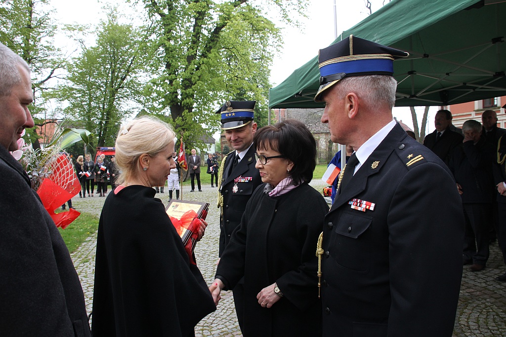 OSP w Krotoszycach otrzymała uroczyście nowy wóz strażacki
