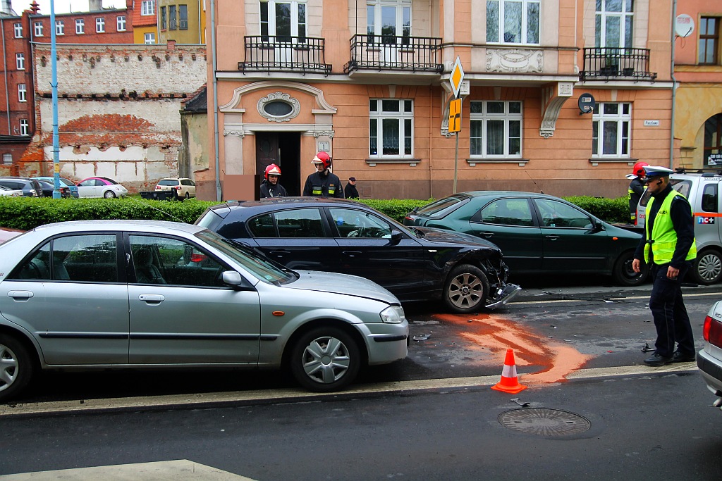 Sześć aut ucierpiało w wyniku zdarzenia na ulicy Pocztowej