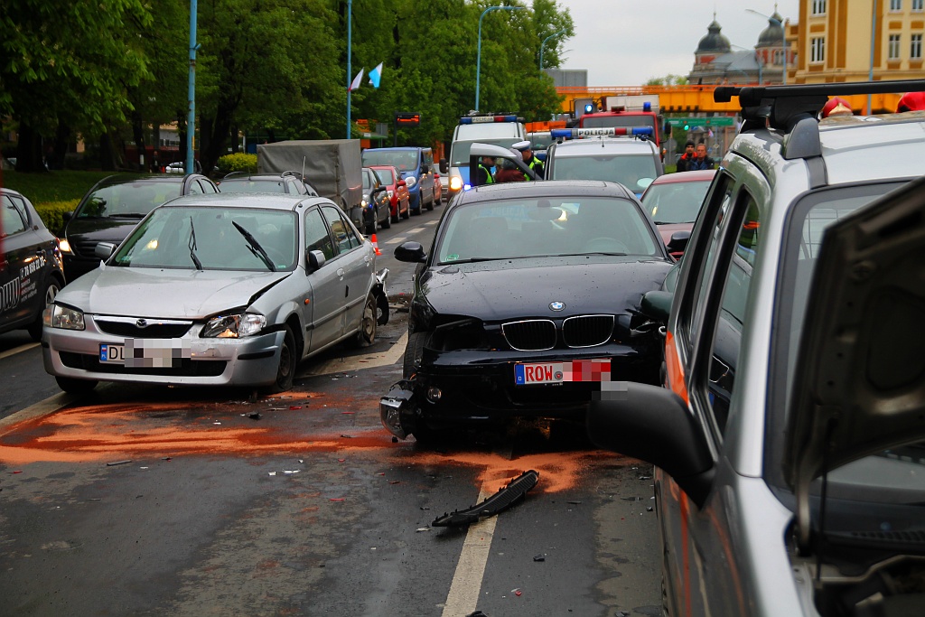 Sześć aut ucierpiało w wyniku zdarzenia na ulicy Pocztowej