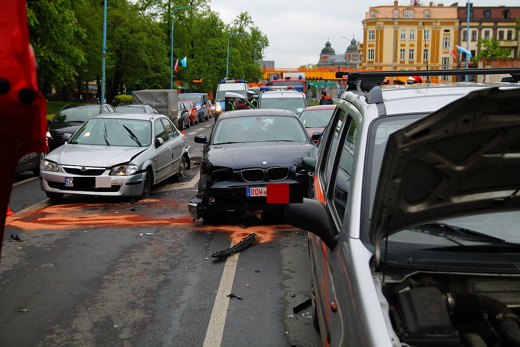 Sześć aut ucierpiało w wyniku zdarzenia na ulicy Pocztowej