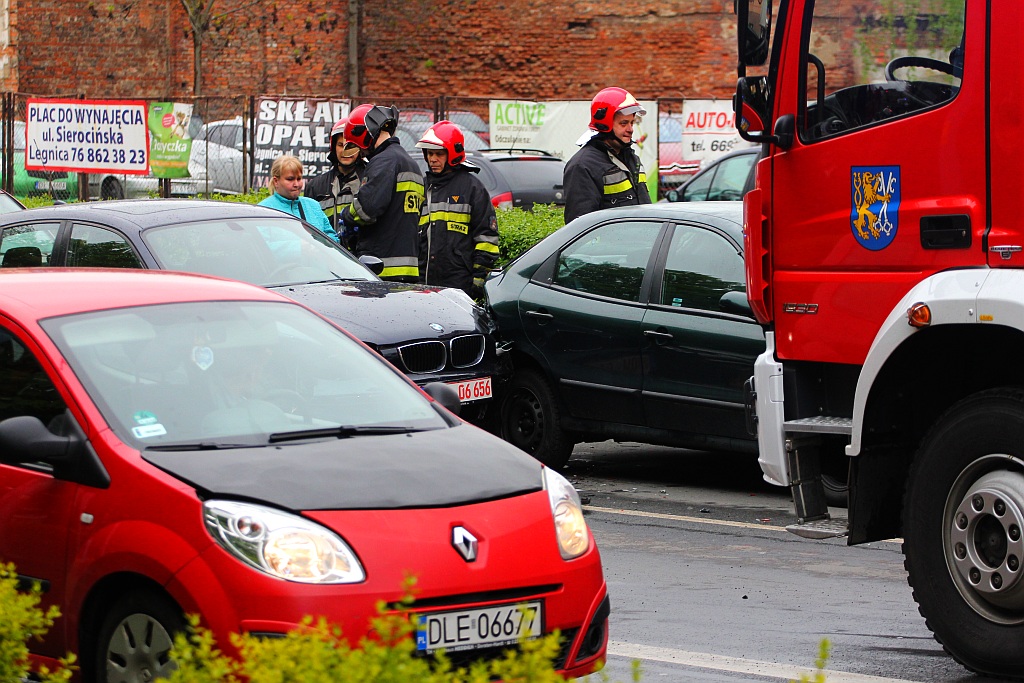 Sześć aut ucierpiało w wyniku zdarzenia na ulicy Pocztowej