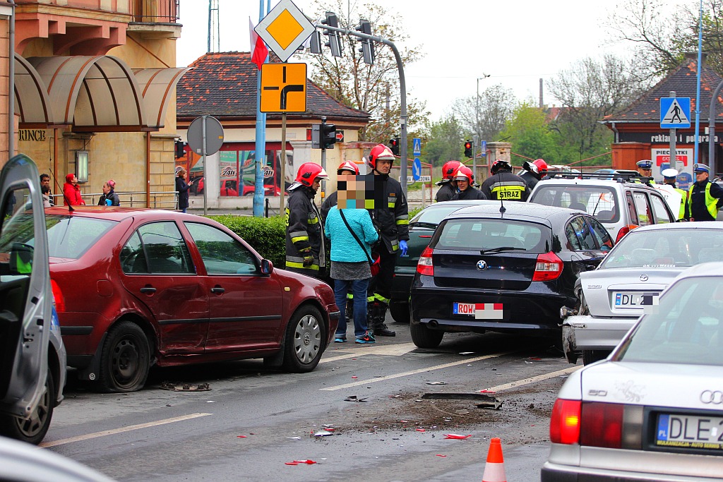 Sześć aut ucierpiało w wyniku zdarzenia na ulicy Pocztowej