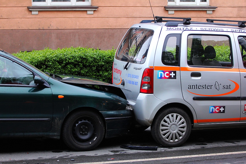 Sześć aut ucierpiało w wyniku zdarzenia na ulicy Pocztowej