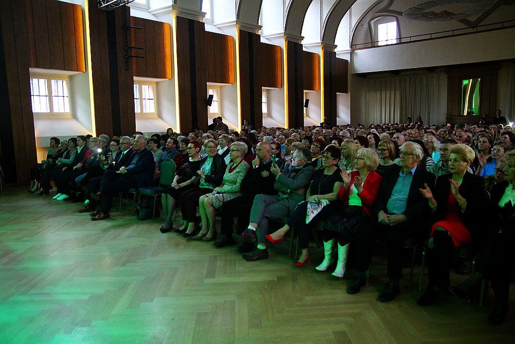 Włoski amant zaśpiewał i zatańczył w Sali Maneżowej