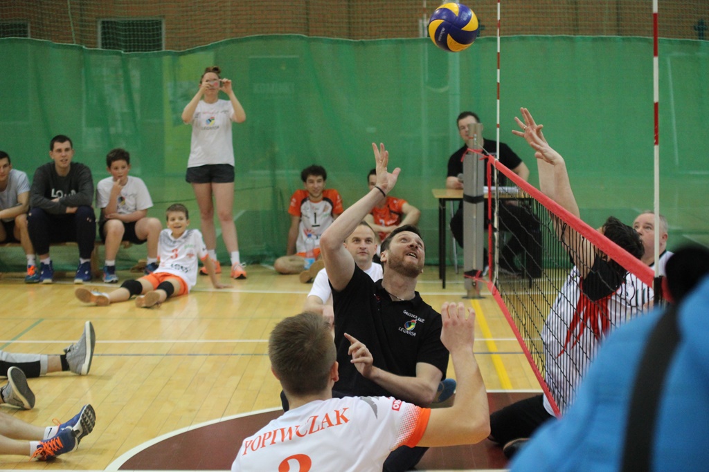 Pokazowy mecz siatkówki na siedząco podczas Gruszka Cup