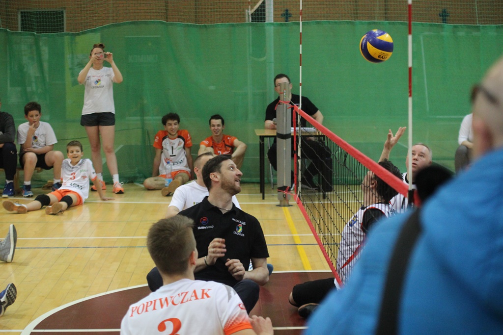 Pokazowy mecz siatkówki na siedząco podczas Gruszka Cup
