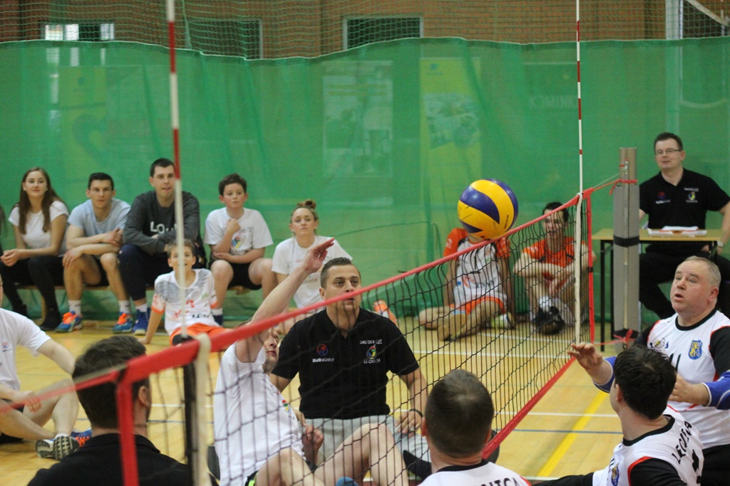 Pokazowy mecz siatkówki na siedząco podczas Gruszka Cup