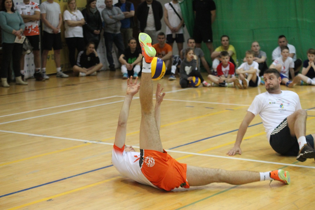 Pokazowy mecz siatkówki na siedząco podczas Gruszka Cup