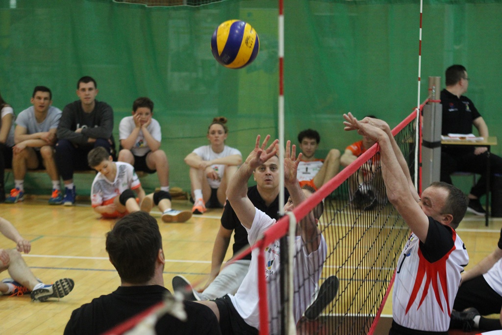 Pokazowy mecz siatkówki na siedząco podczas Gruszka Cup
