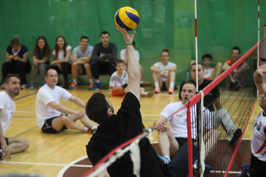 Pokazowy mecz siatkówki na siedząco podczas Gruszka Cup