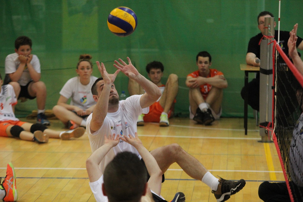 Pokazowy mecz siatkówki na siedząco podczas Gruszka Cup