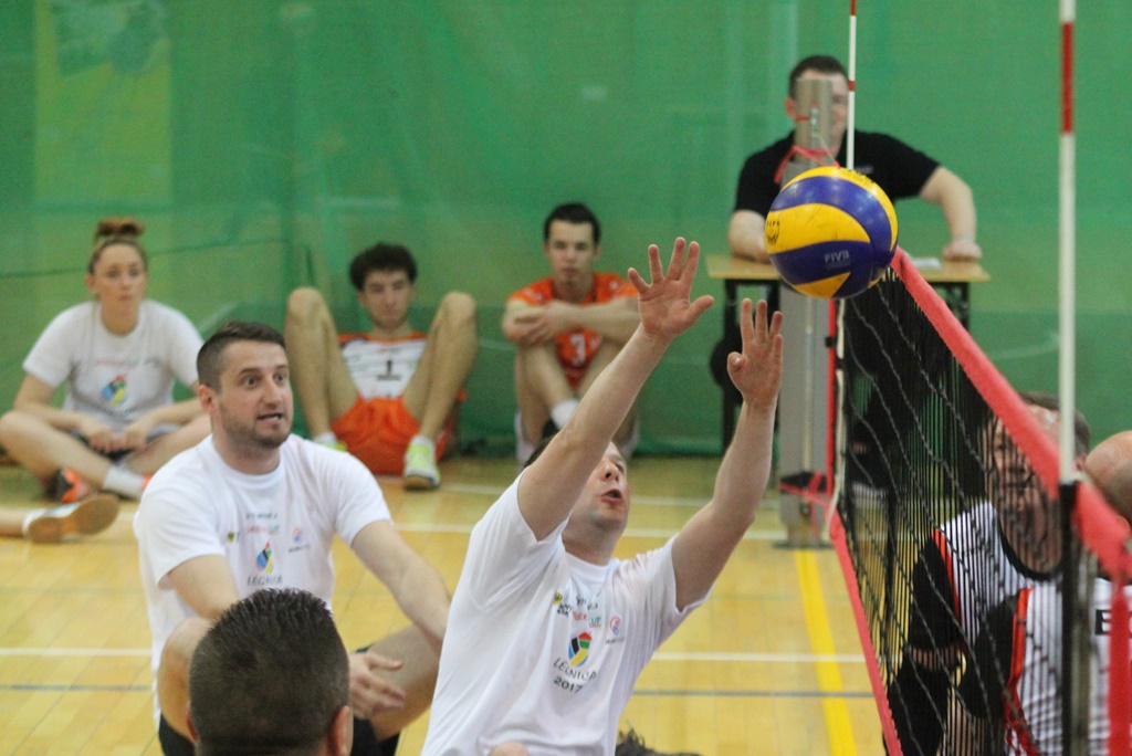 Pokazowy mecz siatkówki na siedząco podczas Gruszka Cup