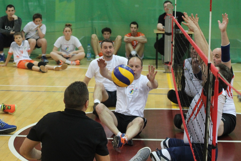 Pokazowy mecz siatkówki na siedząco podczas Gruszka Cup