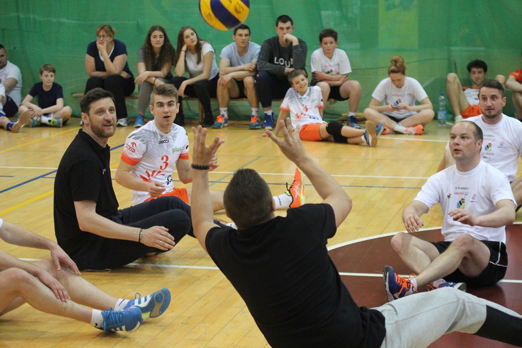 Pokazowy mecz siatkówki na siedząco podczas Gruszka Cup