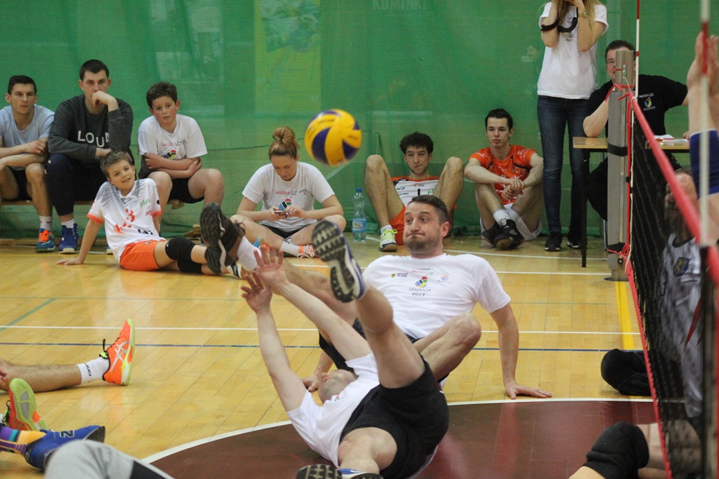 Pokazowy mecz siatkówki na siedząco podczas Gruszka Cup