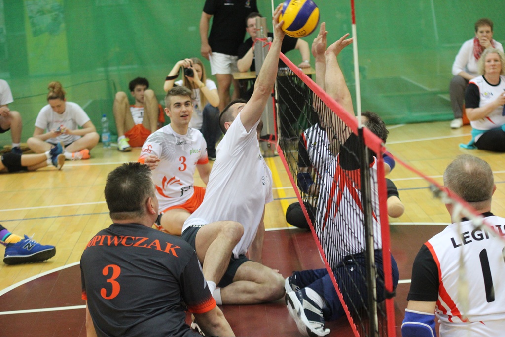 Pokazowy mecz siatkówki na siedząco podczas Gruszka Cup