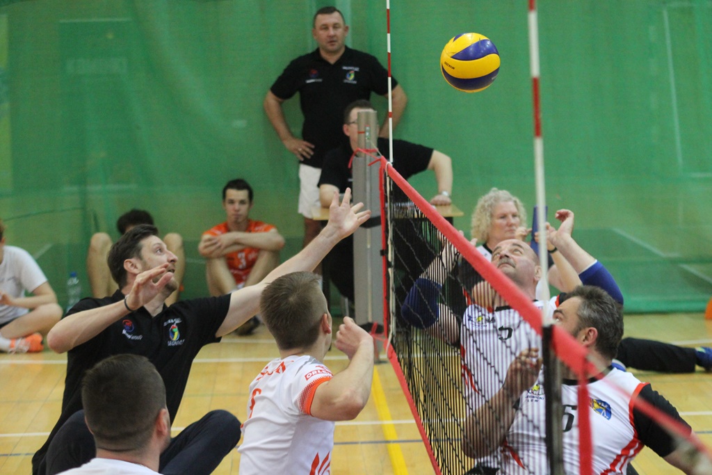 Pokazowy mecz siatkówki na siedząco podczas Gruszka Cup