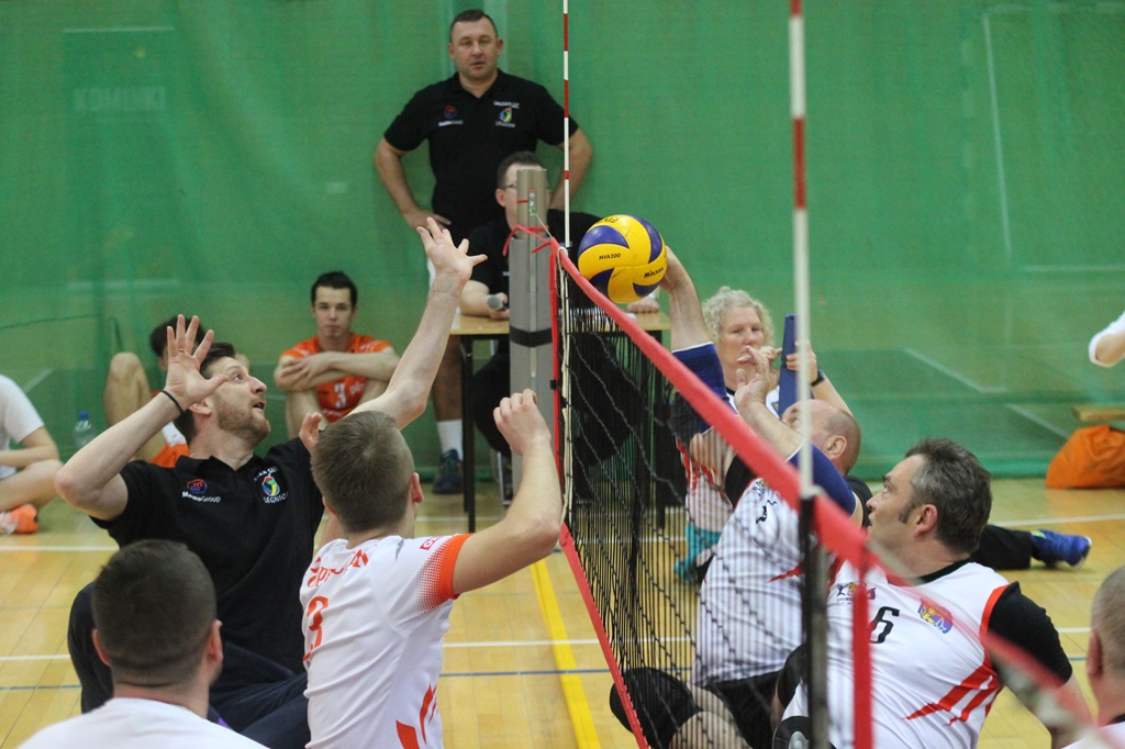 Pokazowy mecz siatkówki na siedząco podczas Gruszka Cup