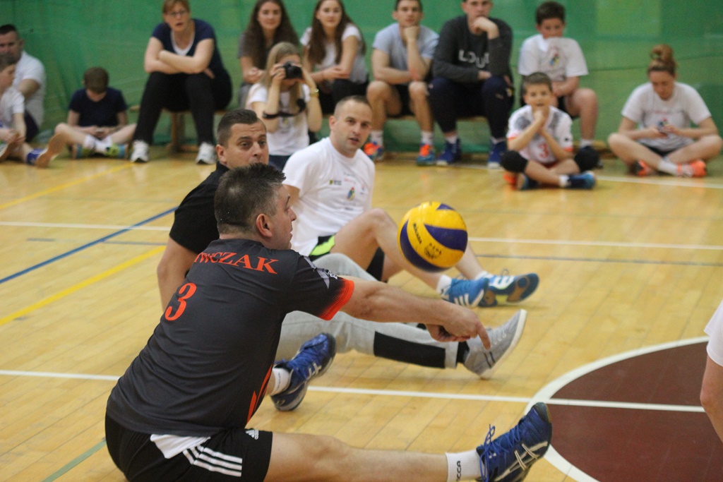 Pokazowy mecz siatkówki na siedząco podczas Gruszka Cup