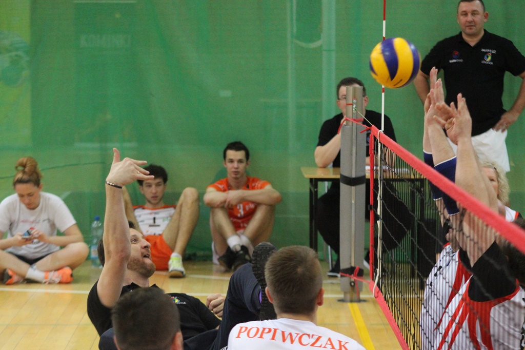 Pokazowy mecz siatkówki na siedząco podczas Gruszka Cup