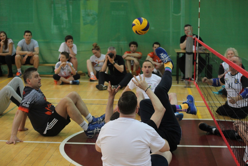 Pokazowy mecz siatkówki na siedząco podczas Gruszka Cup