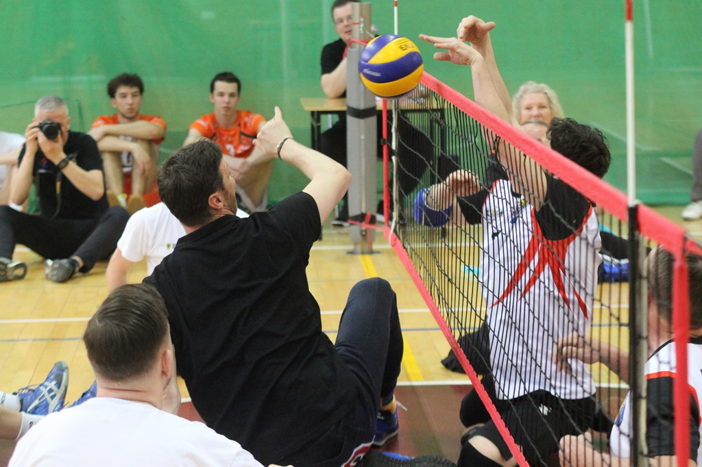 Pokazowy mecz siatkówki na siedząco podczas Gruszka Cup