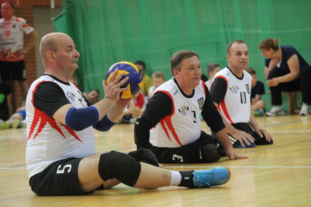 Pokazowy mecz siatkówki na siedząco podczas Gruszka Cup
