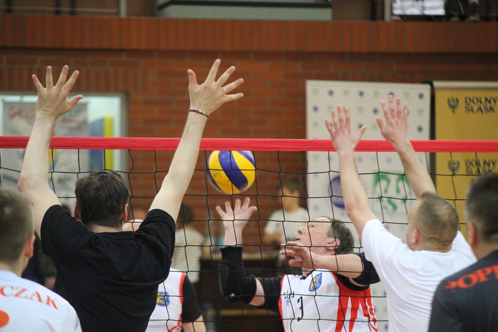 Pokazowy mecz siatkówki na siedząco podczas Gruszka Cup