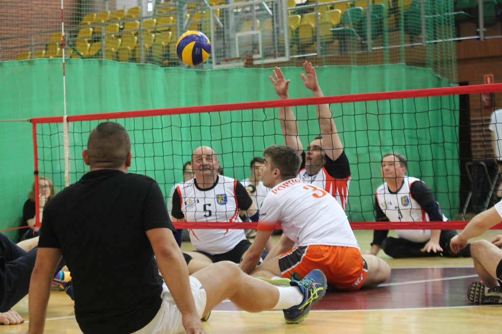Pokazowy mecz siatkówki na siedząco podczas Gruszka Cup