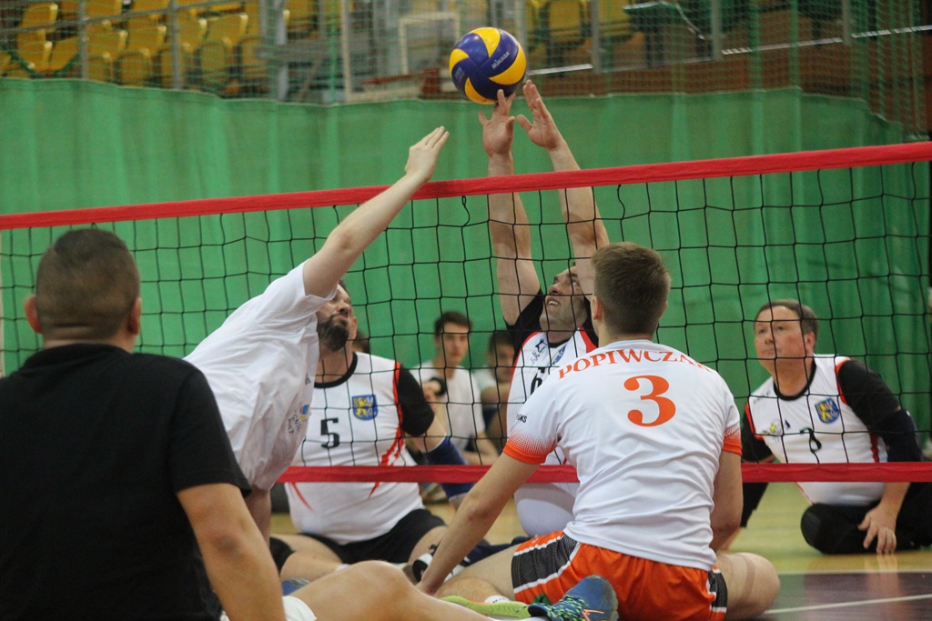 Pokazowy mecz siatkówki na siedząco podczas Gruszka Cup